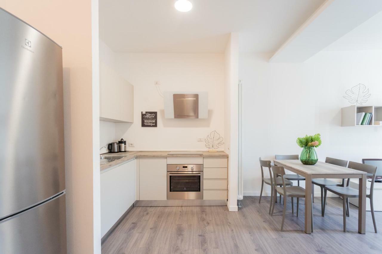 Central & Modern Apartment By Rent All كومو المظهر الخارجي الصورة