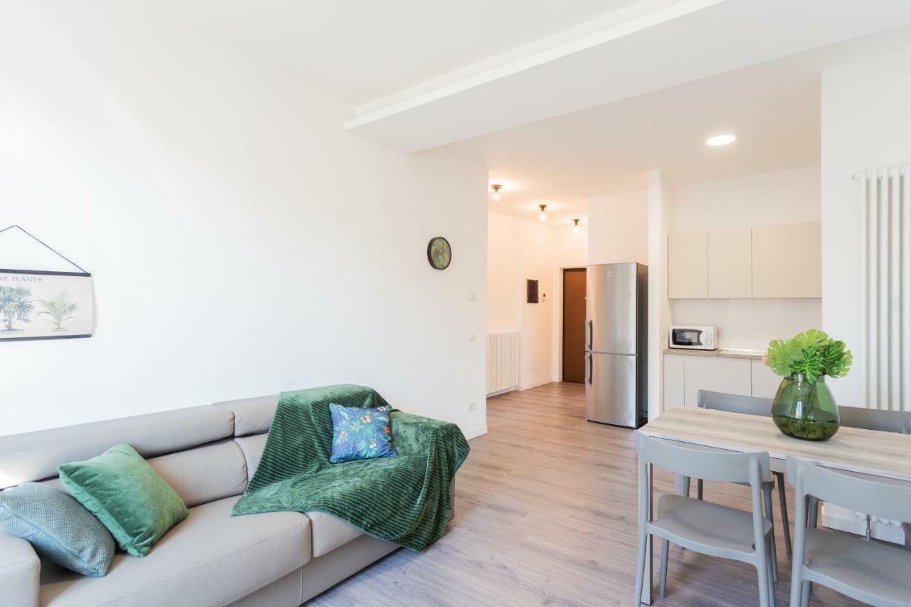 Central & Modern Apartment By Rent All كومو المظهر الخارجي الصورة